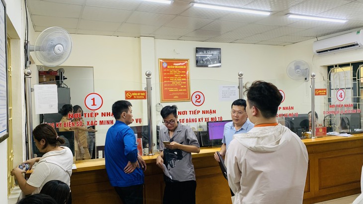 Vài tiếng trước giờ định danh biển số xe, người dân vẫn ngồi xếp hàng chờ đến lượt - Ảnh 2. Vài tiếng trước giờ định danh biển số xe, người dân vẫn ngồi xếp hàng chờ đến lượt - Ảnh 2.