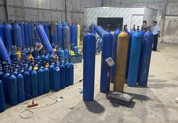 Xử phạt 120 triệu đồng, tịch thu 1,3 tấn khí cười trị giá trên 163 triệu đồng - Ảnh 2.