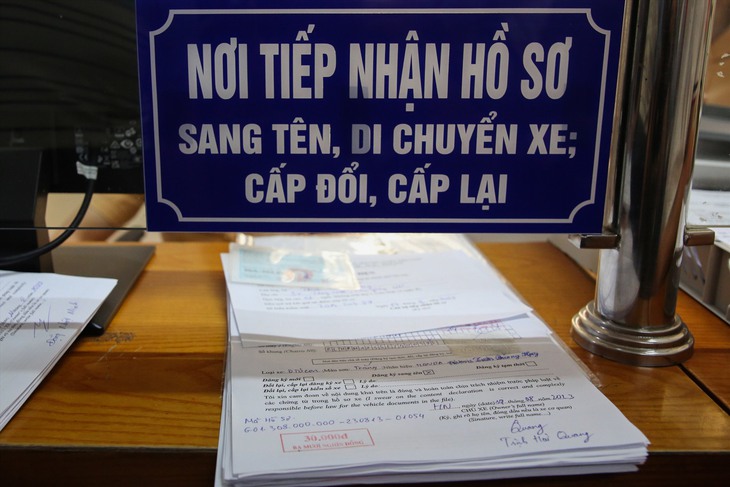 Vài tiếng trước giờ định danh biển số xe, người dân vẫn ngồi xếp hàng chờ đến lượt - Ảnh 5. Vài tiếng trước giờ định danh biển số xe, người dân vẫn ngồi xếp hàng chờ đến lượt - Ảnh 5.