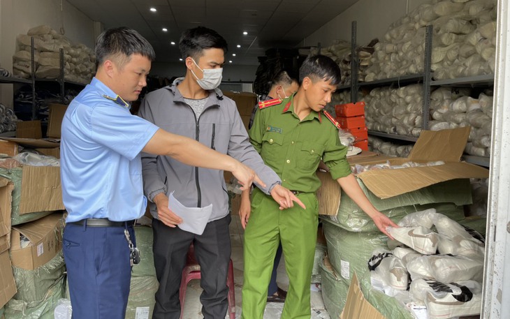 Khởi tố vụ án và bị can buôn bán hàng nghìn giày dép "hàng hiệu" giả