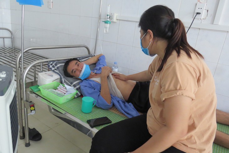 Vụ 8 công nhân mắc bụi phổi: Trang thiết bị bảo vệ cá nhân chưa đúng với ngành nghề sản xuất - Ảnh 3. Vụ 8 công nhân mắc bụi phổi: Trang thiết bị bảo vệ cá nhân chưa đúng với ngành nghề sản xuất - Ảnh 3.