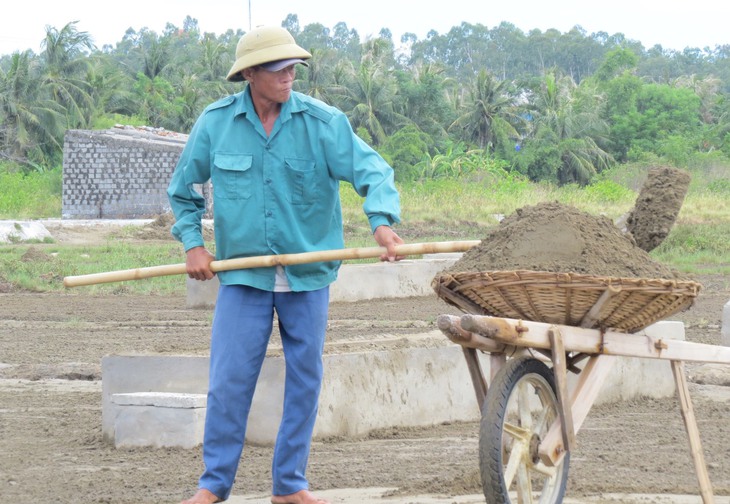 Nhọc nhằn nghề muối ở các làng ven biển Nghệ An - Ảnh 5. Nhọc nhằn nghề muối ở các làng ven biển Nghệ An - Ảnh 5.