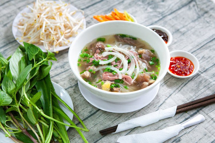 Bát phở gần 4 triệu đồng: "đắt đỏ, sang chảnh"... nhưng có thực sự tốt cho sức khỏe? - Ảnh 2.