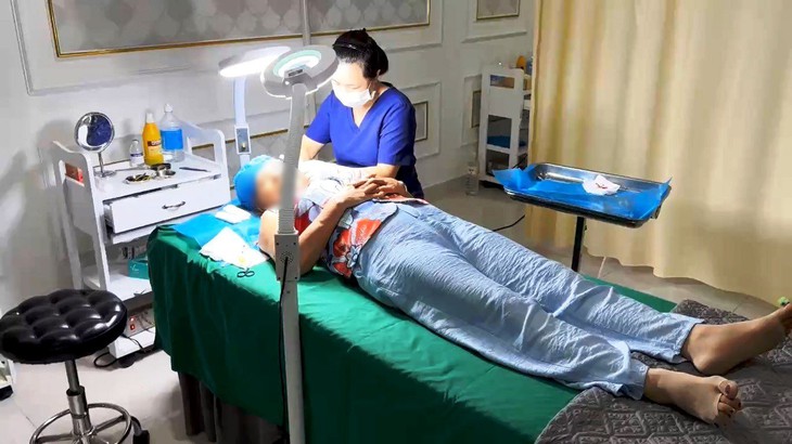 Thẩm mỹ viện dùng nhân viên lao công… làm phẫu thuật cho khách - Ảnh 1.