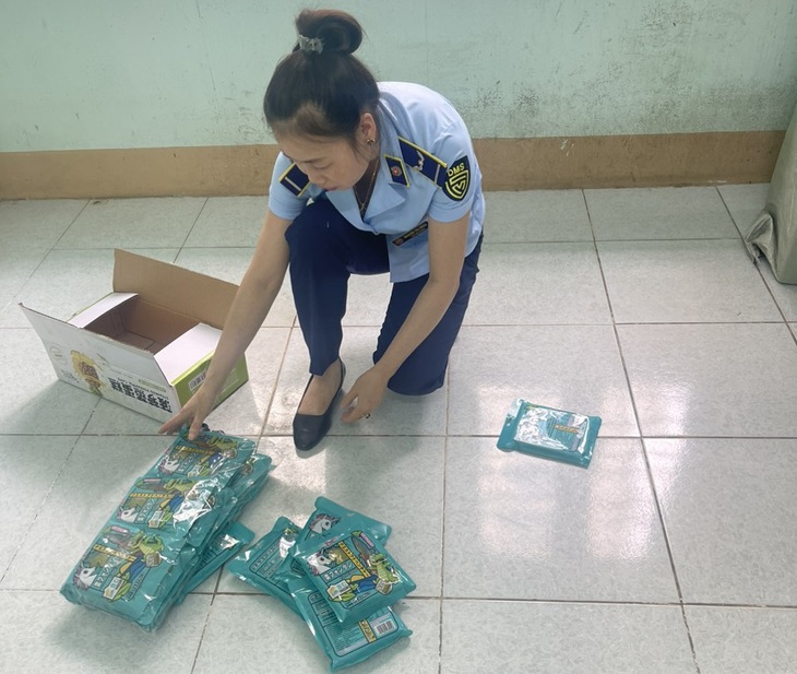 Lào Cai: Liên tiếp phát hiện và tạm giữ 2 lô thực phẩm nhập lậu - Ảnh 2.