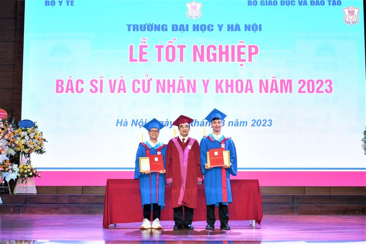 Nghị lực vượt sóng của người con huyện đảo trở thành thủ khoa đầu ra trường Y - Ảnh 1.
