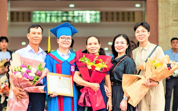 Nghị lực ‘vượt sóng’ của người con huyện đảo trở thành thủ khoa đầu ra trường Y