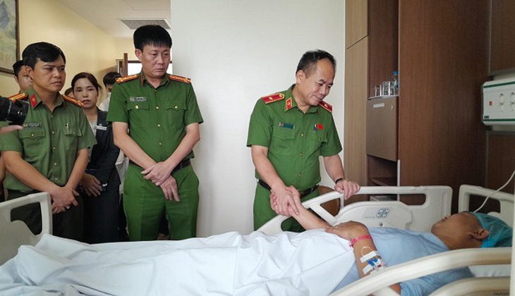 Các đồng chí công an đã sinh ra con tôi thêm một lần nữa - Ảnh 4.