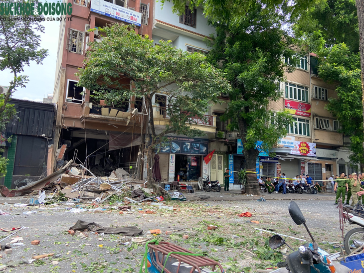 Nổ lớn tại quán lẩu 42 đường Yên Phụ, kính vỡ tan hoang bắn xa hàng trăm mét - Ảnh 1.