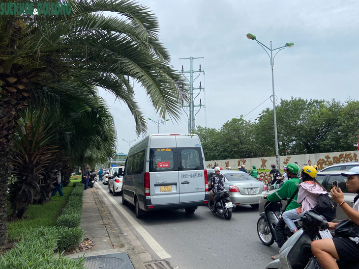Nổ lớn tại quán lẩu 42 đường Yên Phụ, kính vỡ tan hoang bắn xa hàng trăm mét - Ảnh 5.