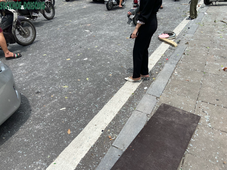 Nổ lớn tại quán lẩu 42 đường Yên Phụ, kính vỡ tan hoang bắn xa hàng trăm mét - Ảnh 6.