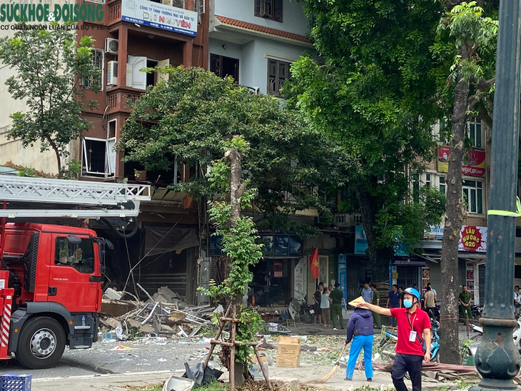 Vụ nổ khí gas tại trên đường Yên Phụ: 3 người bị bỏng nặng phải chuyển về Viện Bỏng Quốc gia - Ảnh 1.