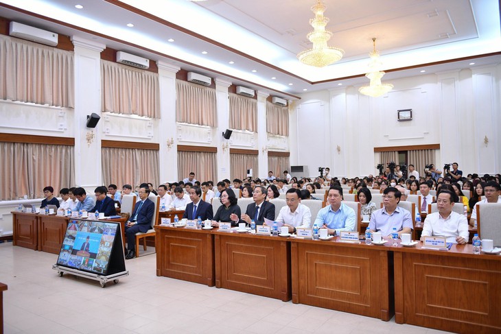 Bộ trưởng GD&ĐT: 'Tôi có phần căng thẳng vì đây là lần đầu gặp gần 1 triệu giáo viên" - Ảnh 2. Bộ trưởng GD&ĐT: 'Tôi có phần căng thẳng vì đây là lần đầu gặp gần 1 triệu giáo viên" - Ảnh 2.
