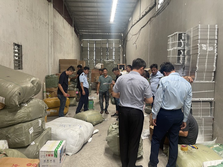 2 Cục Quản lý thị trường "bắt tay" tóm gọn trên 143.000 sản phẩm hàng cấm, nhập lậu - Ảnh 2.