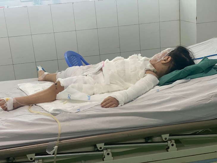 Cấp cứu kịp thời bé 2 tuổi uống nhầm nước tẩy bồn cầu - Ảnh 1.