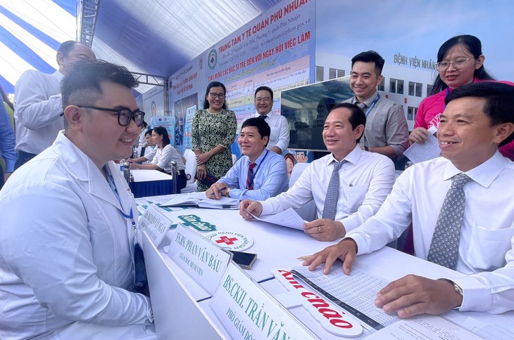 Hơn 30 bệnh viện ở TP.HCM 'tranh suất' tuyển dụng các bác sĩ trẻ - Ảnh 1.
