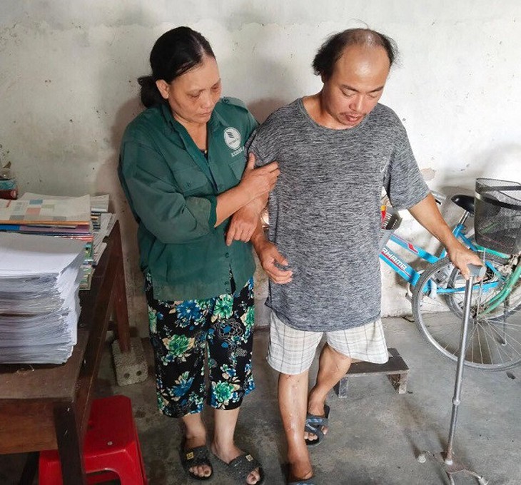 MS 868: Xót xa gia cảnh cha mất sức lao động sau tai nạn, con trai bị teo não nằm liệt - Ảnh 2.