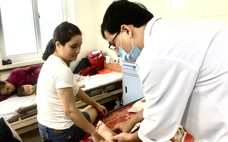 Điều kỳ diệu đến với bé 27 tháng mắc tay chân miệng cực nặng