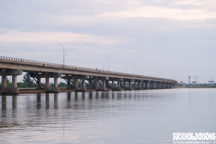 Cận cảnh đập ngăn mặn, giữ ngọt lớn nhất Huế trước cuộc đại trùng tu hàng trăm tỉ - Ảnh 1.