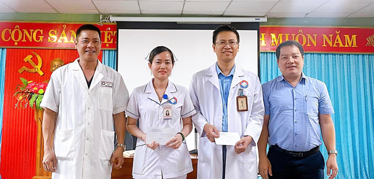 Bác sĩ, điều dưỡng kịp thời cứu sống bệnh nhân sốc phản vệ được thưởng nóng - Ảnh 1. Bác sĩ, điều dưỡng kịp thời cứu sống bệnh nhân sốc phản vệ được thưởng nóng - Ảnh 1.