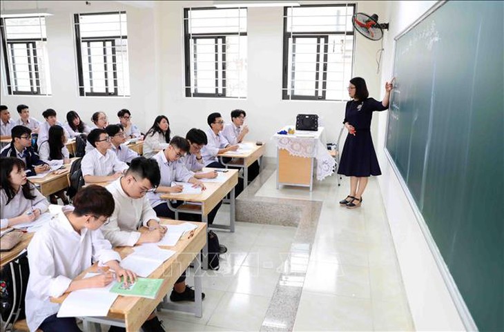 Thủ tướng: Tuyệt đối không để xảy ra tình trạng chậm, thiếu hoặc tăng giá SGK bất hợp lý - Ảnh 2. Thủ tướng: Tuyệt đối không để xảy ra tình trạng chậm, thiếu hoặc tăng giá SGK bất hợp lý - Ảnh 2.