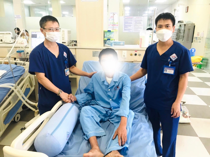 Đột ngột khó thở, người đàn ông rơi vào suy hô hấp nguy hiểm tính mạng
- Ảnh 1. Đột ngột khó thở, người đàn ông rơi vào suy hô hấp nguy hiểm tính mạng
- Ảnh 1.
