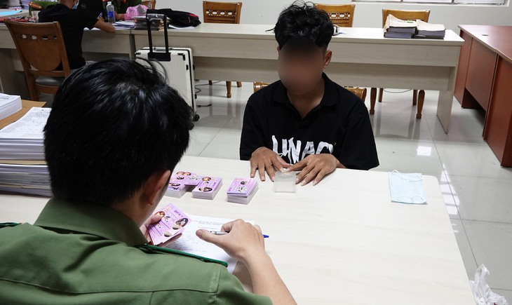 Từ vụ rải tờ rơi chứa mã độc, khiêu dâm để lừa đảo - Chuyên gia tội phạm học chỉ cách tránh sập bẫy - Ảnh 1. Từ vụ rải tờ rơi chứa mã độc, khiêu dâm để lừa đảo - Chuyên gia tội phạm học chỉ cách tránh sập bẫy - Ảnh 1.