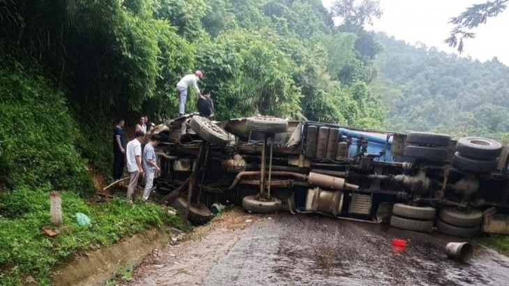 Xe chở xăng dầu lật ngang giữa Quốc lộ, nhiên liệu tràn cả ra đường - Ảnh 1.