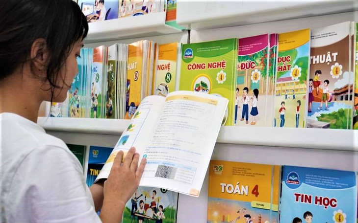 Thủ tướng: Tuyệt đối không để xảy ra tình trạng chậm, thiếu hoặc tăng giá SGK bất hợp lý