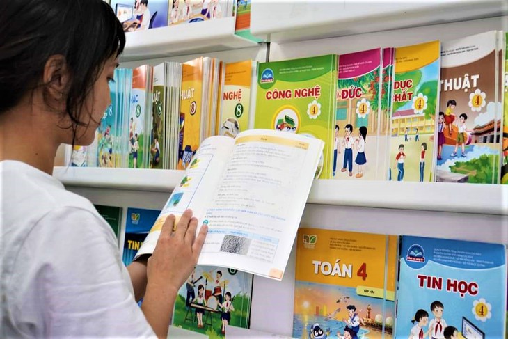 Thủ tướng: Tuyệt đối không để xảy ra tình trạng chậm, thiếu hoặc tăng giá SGK bất hợp lý - Ảnh 1. Thủ tướng: Tuyệt đối không để xảy ra tình trạng chậm, thiếu hoặc tăng giá SGK bất hợp lý - Ảnh 1.