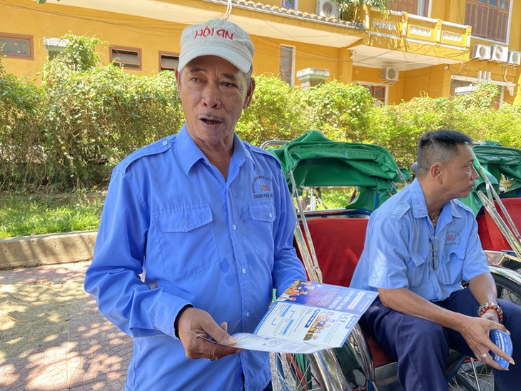 Mong muốn của những người đạp xích lô ở 'phố Hội' về chính sách BHXH tự nguyện - Ảnh 1. Mong muốn của những người đạp xích lô ở 'phố Hội' về chính sách BHXH tự nguyện - Ảnh 1.
