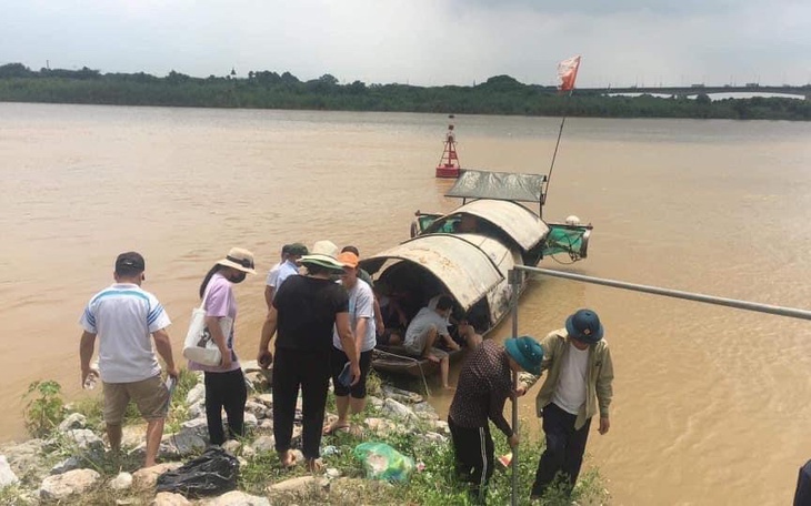 Đi bơi tại sông Đuống, 2 cháu bé bị mất tích