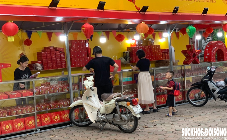 Thị trường bánh Trung Thu: Dập dìu người bán, đìu hiu người mua - Ảnh 1. Thị trường bánh Trung Thu: Dập dìu người bán, đìu hiu người mua - Ảnh 1.