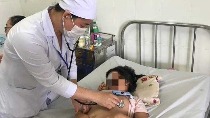 Các bác sĩ tiến hành thăm khám, làm đồng loạt các xét các nghiệm cơ bản như công thức máu, tốc độ lắng máu, CRP, Protit và Albumin huyết thanh, X-quang tim phổi, điện tim. Ảnh minh họa Các bác sĩ tiến hành thăm khám, làm đồng loạt các xét các nghiệm cơ bản như công thức máu, tốc độ lắng máu, CRP, Protit và Albumin huyết thanh, X-quang tim phổi, điện tim. Ảnh minh họa
