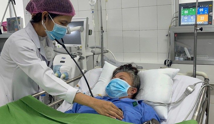 Báo động đỏ toàn viện cứu sống bệnh nhân ngừng tim, ngừng thở - Ảnh 1.