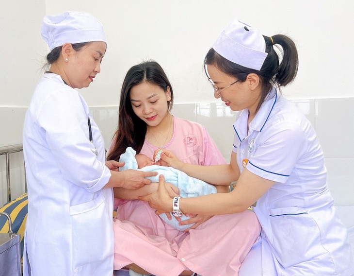 Giá khám bệnh theo yêu cầu tại nhiều bệnh viện công lập ở Nam Trung Bộ thế nào? - Ảnh 2.