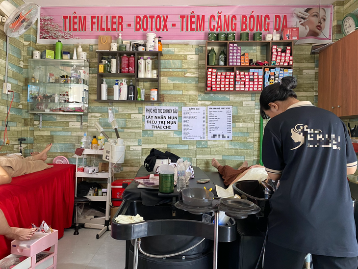 Nguy cơ biến chứng và mắc các bệnh lây nhiễm khi phun xăm thẩm mỹ tại cơ sở “chui” - Ảnh 1. Nguy cơ biến chứng và mắc các bệnh lây nhiễm khi phun xăm thẩm mỹ tại cơ sở “chui” - Ảnh 1.