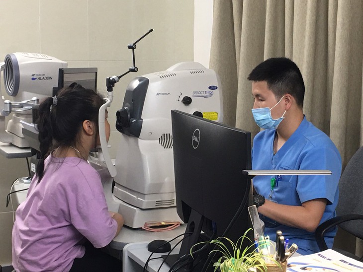 Ba chị em ruột phát hiện cận thị nặng nhờ tầm soát tật khúc xạ tiền học đường - Ảnh 1. Ba chị em ruột phát hiện cận thị nặng nhờ tầm soát tật khúc xạ tiền học đường - Ảnh 1.