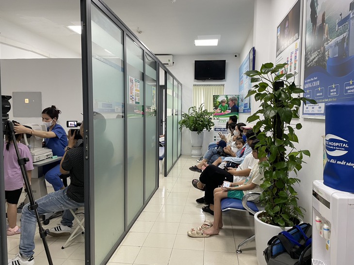Ba chị em ruột phát hiện cận thị nặng nhờ tầm soát tật khúc xạ tiền học đường - Ảnh 4. Ba chị em ruột phát hiện cận thị nặng nhờ tầm soát tật khúc xạ tiền học đường - Ảnh 4.