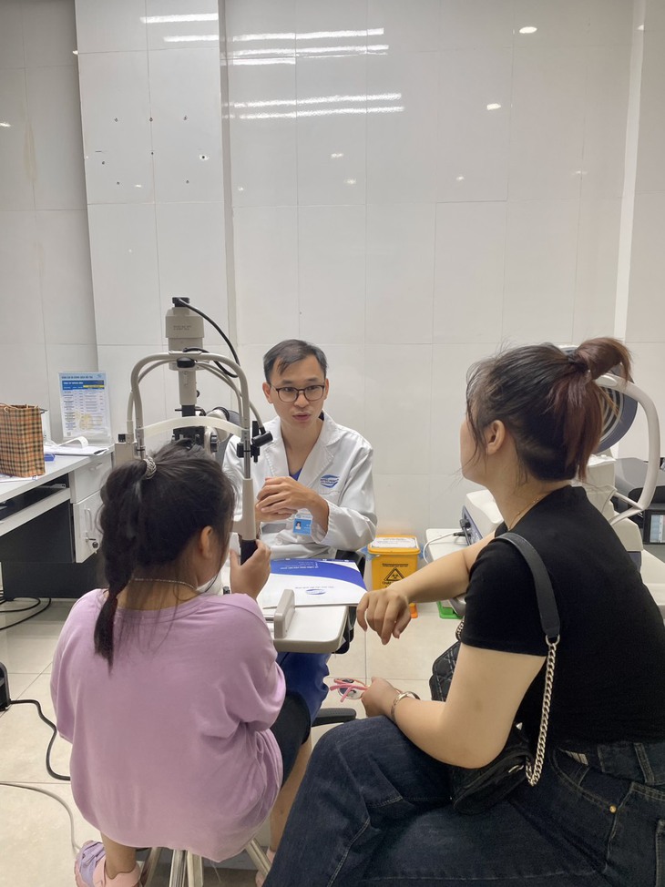Ba chị em ruột phát hiện cận thị nặng nhờ tầm soát tật khúc xạ tiền học đường - Ảnh 2. Ba chị em ruột phát hiện cận thị nặng nhờ tầm soát tật khúc xạ tiền học đường - Ảnh 2.