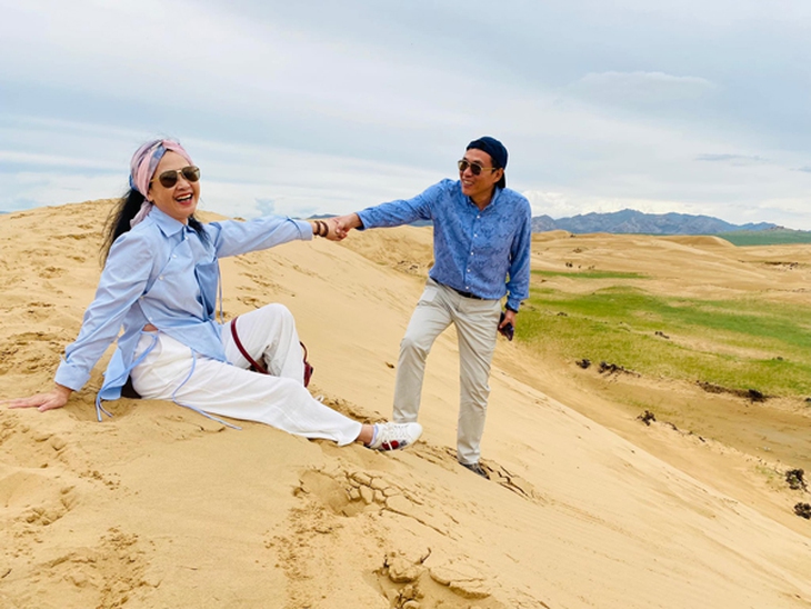 Tuổi 62, NSND Lan Hương được chồng nhắn gửi 'mình không chán nhau bạn nhé' - Ảnh 2.