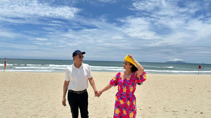 Tuổi 62, NSND Lan Hương được chồng nhắn gửi 'mình không chán nhau bạn nhé' - Ảnh 8.