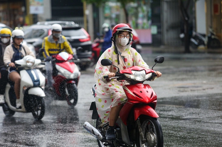 Thời tiết hôm nay 16/8: Bắc Bộ ngày nắng, chiều tối mưa to đến rất to - Ảnh 1.