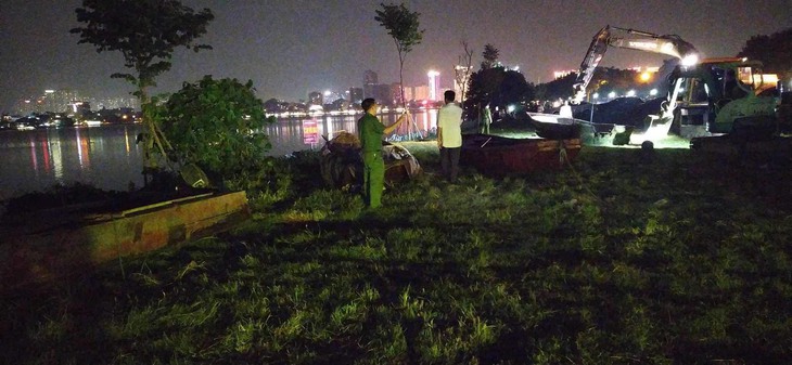 Nghi vấn đánh bắt trái phép hàng tấn cá ở Hồ Tây - Ảnh 1.