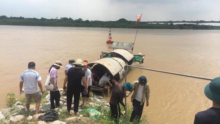Tìm thấy thi thể 2 cháu bé bị đuối nước tại sông Đuống - Ảnh 1.
