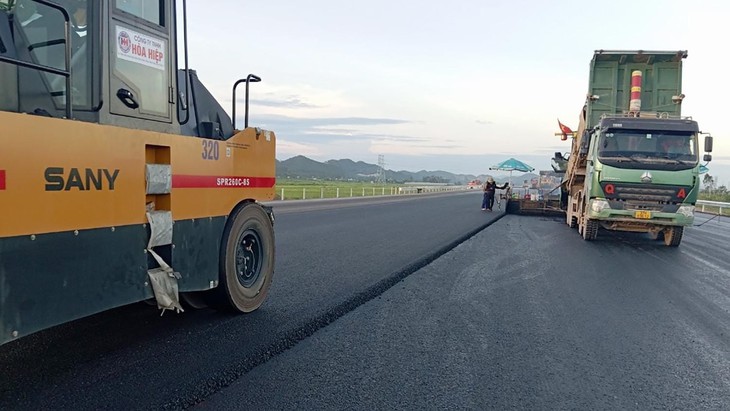 Ngày đêm thi công cao tốc Nghi Sơn – Diễn Châu trước ngày thông xe 2/9 - Ảnh 3. Ngày đêm thi công cao tốc Nghi Sơn – Diễn Châu trước ngày thông xe 2/9 - Ảnh 3.