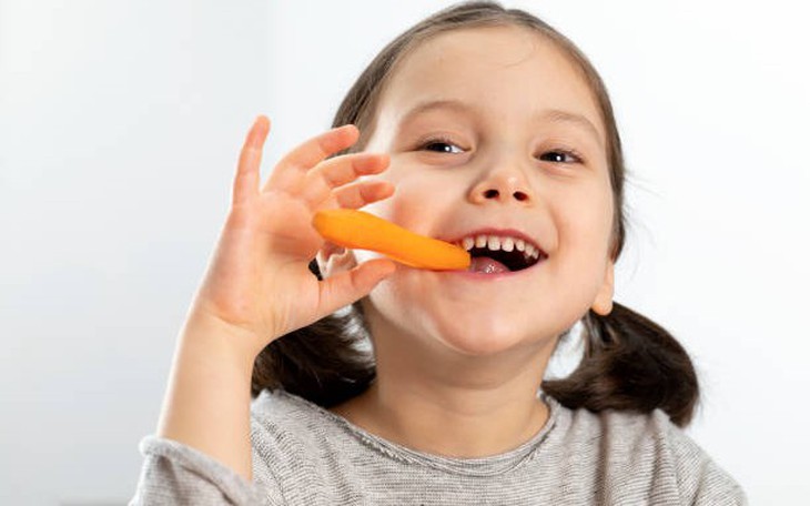 Ăn cà rốt bổ mắt nhưng có ngăn ngừa được cận thị không?