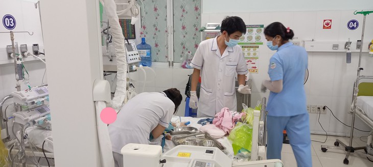 Y tế cơ sở lọc máu cứu kịp thời bệnh nhân tay chân miệng nặng - Ảnh 2. Y tế cơ sở lọc máu cứu kịp thời bệnh nhân tay chân miệng nặng - Ảnh 2.