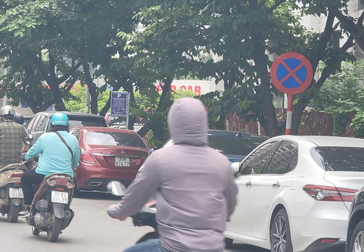Sở GTVT phản hồi loạt bài biển báo giao thông trên tuyến phố có các điểm trông giữ xe - Ảnh 3.