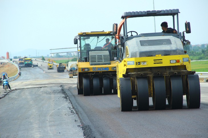 Ngày đêm thi công cao tốc Nghi Sơn – Diễn Châu trước ngày thông xe 2/9 - Ảnh 1. Ngày đêm thi công cao tốc Nghi Sơn – Diễn Châu trước ngày thông xe 2/9 - Ảnh 1.